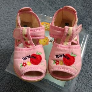 Kids' sandals